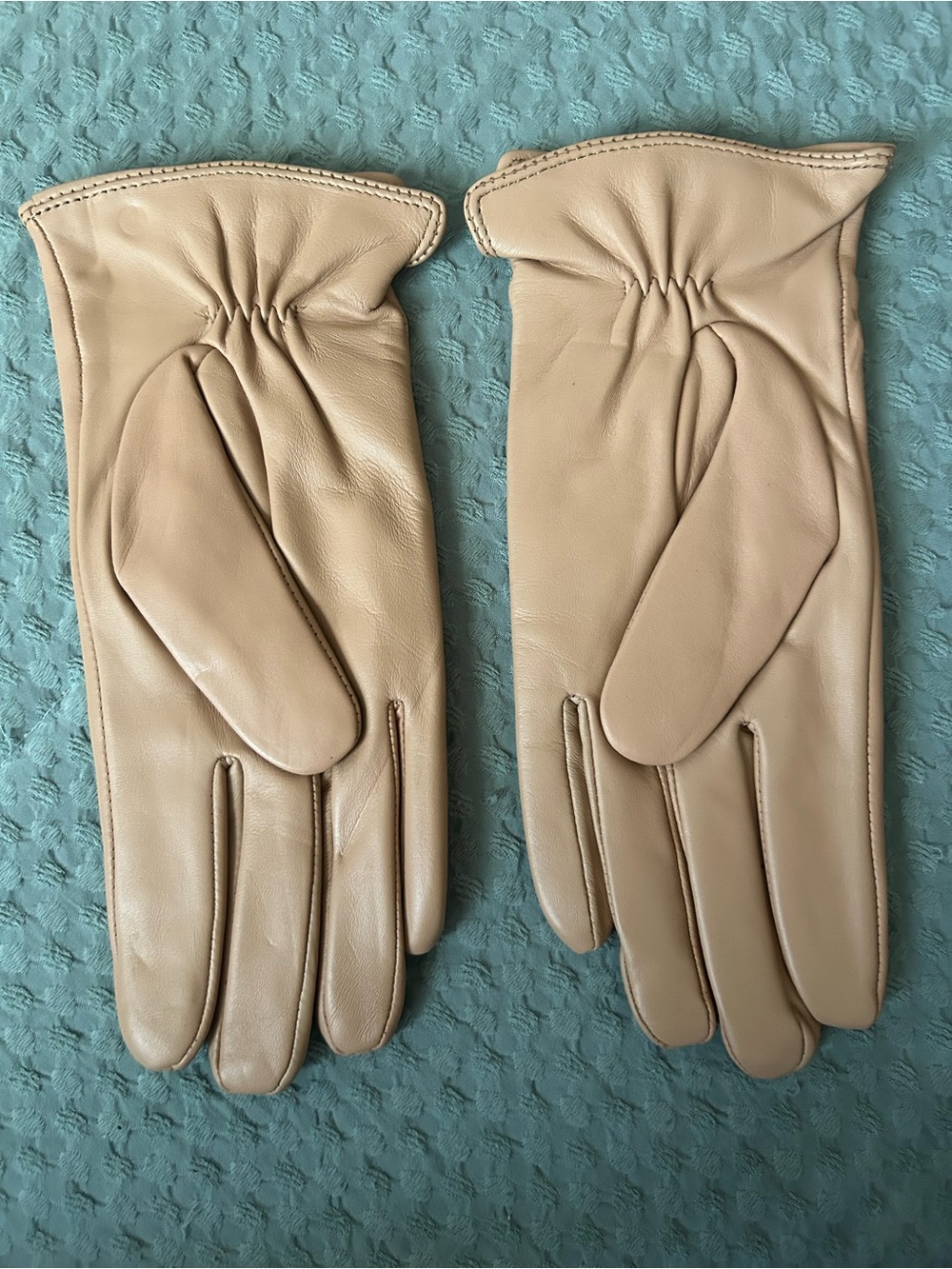 Classic Women’s Leather Gloves - Beige - Picture 2 of 2